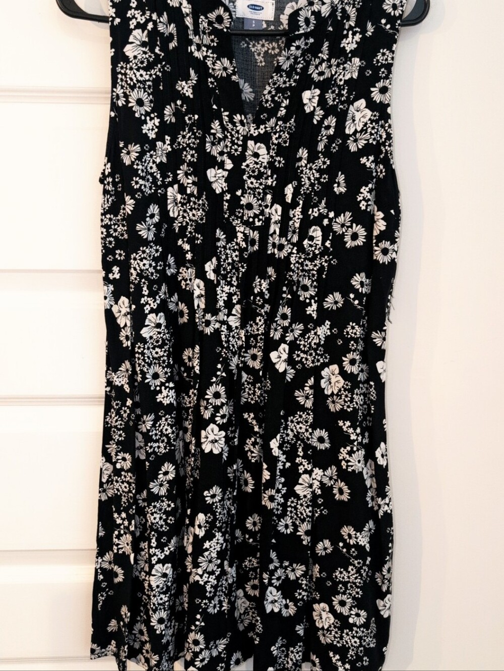 Old Navy Black and White Floral V-Neck Dress - Picture 3 of 8